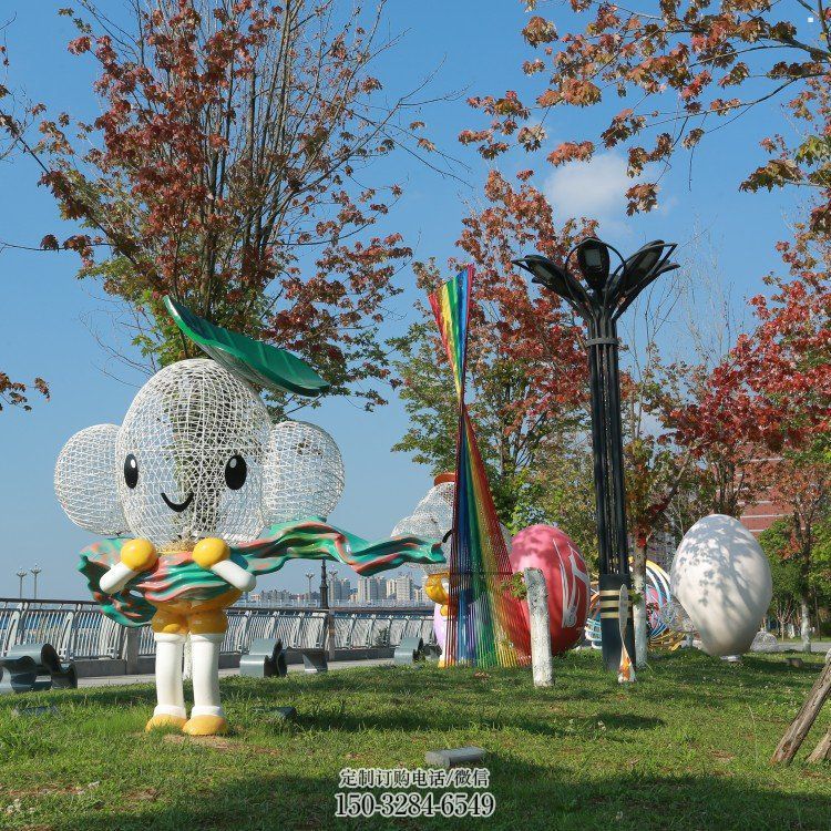戶外鏤空卡通雕塑供應(yīng)，花園小品，鐵藝卡通雕塑展品