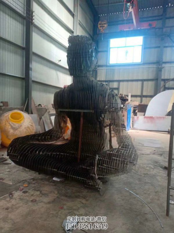 現(xiàn)代鏤空人物雕塑優(yōu)選，圓雕體系，鐵藝坐式人物雕塑選定